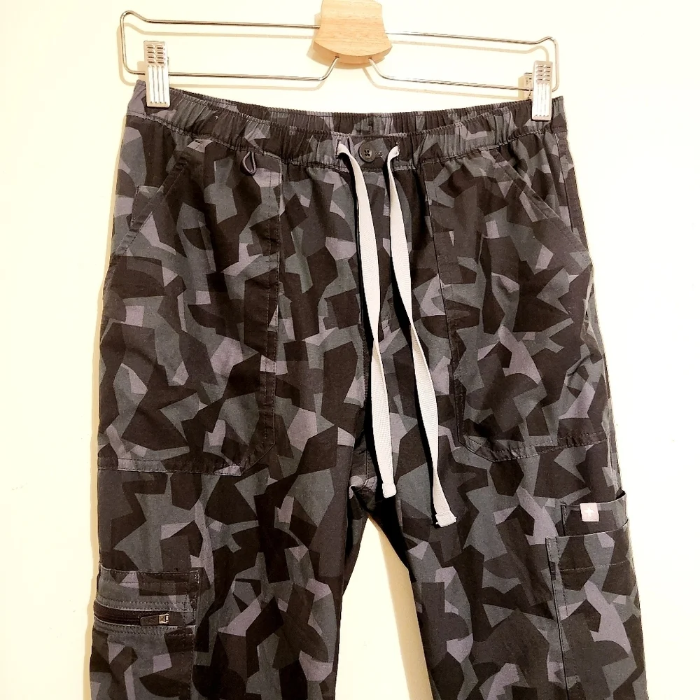 FIGS | Men's Black & Gray Camouflage Cargo Jogger Medical Scrubs Pants (Size XS)